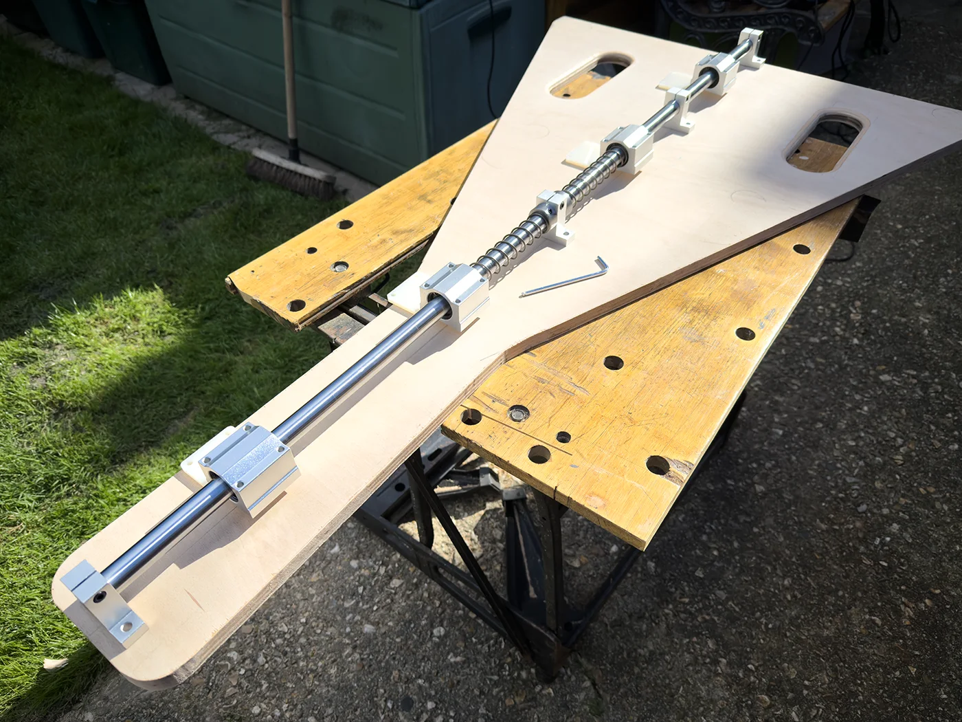 Rocker plate bearing assembly